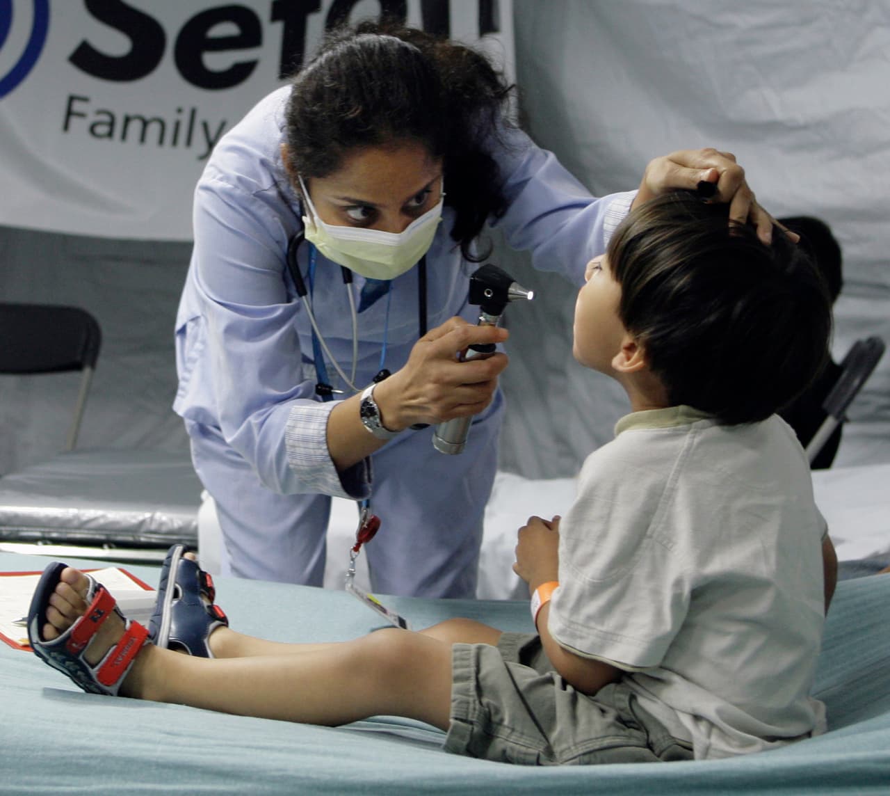 5 cifras que evidencian el grave repunte de virus respiratorios que tiene a hospitales pediátricos en su "punto de quiebre"