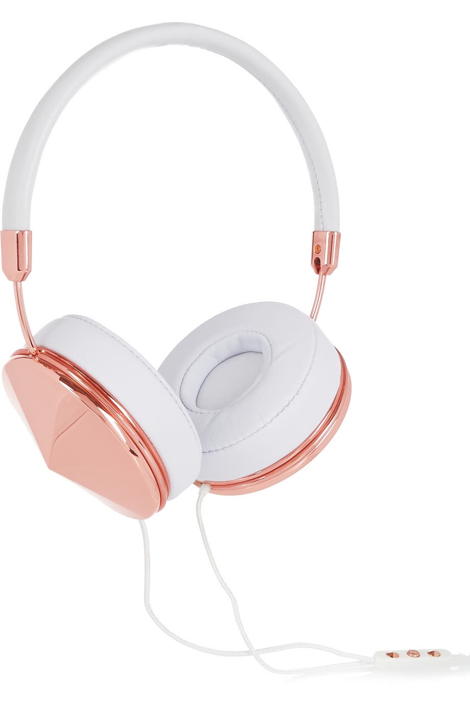 <b><a href="https://www.amazon.com/">Los descuentos en Amazon:</a></b>
<br>"Amazon tendrá grandes ofertas en televisores de lujo" advierte 
<b><a href="https://www.nytimes.com/2017/11/15/smarter-living/black-friday-cyber-monday-shopping.html?_r=0">un artículo de Forbes</a>,</b> comparando este servicio con los descuentos que ofrecen otros minoristas como Walmart y Best Buy. Otra punto a comparar son los costos de envío: si no tienes contratado Amazon Prime tendrás que hacer una compra mínima de $25 dólares para obtener el envío gratis, mientras que tiendas Best Buy los ofrecen en cualquier compra.