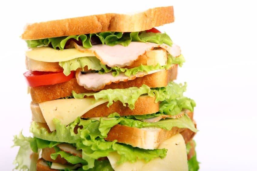 <b>Deshazte de las bolsas de sándwich</b>
<br>Según la Agencia de Protección Ambiental, en Estados Unidos se usan 380 mil millones de bolsas de plástico y envoltorios cada año. Reduzca su uso evitando tales bolsas para el almacenamiento de alimentos. La envoltura de cera de abejas (tela de algodón reutilizable y compostable con cera y resina) funciona bien para cubrir tazones y envolver sándwiches de lonchera; Las bolsas reutilizables aptas para lavavajillas como Stashers, hechas de silicona de grado alimenticio, son otra alternativa versátil. 
<br>