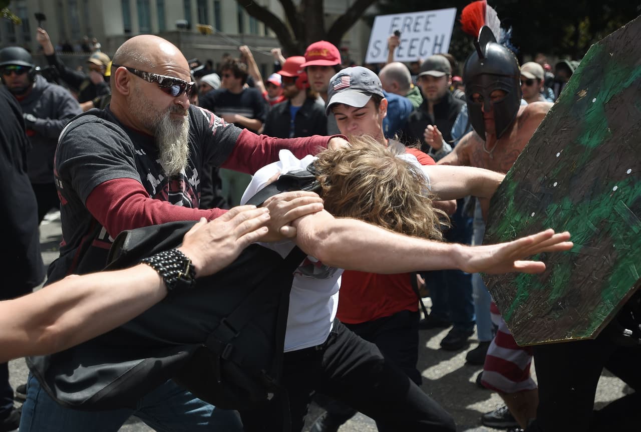 Supremacistas blancos atacan en ciudades santuario alardeando su simpatía con Trump