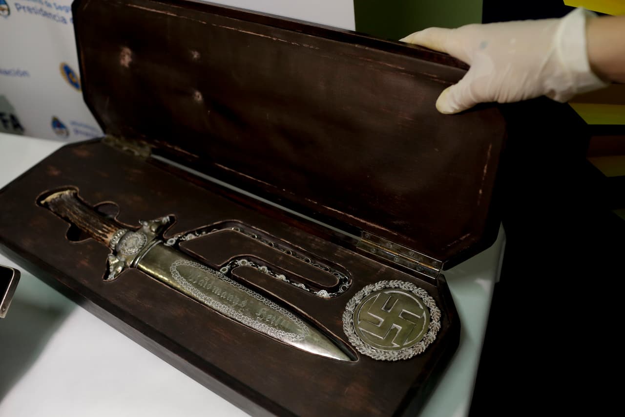 Una espada con los símbolos nazis en su caja.