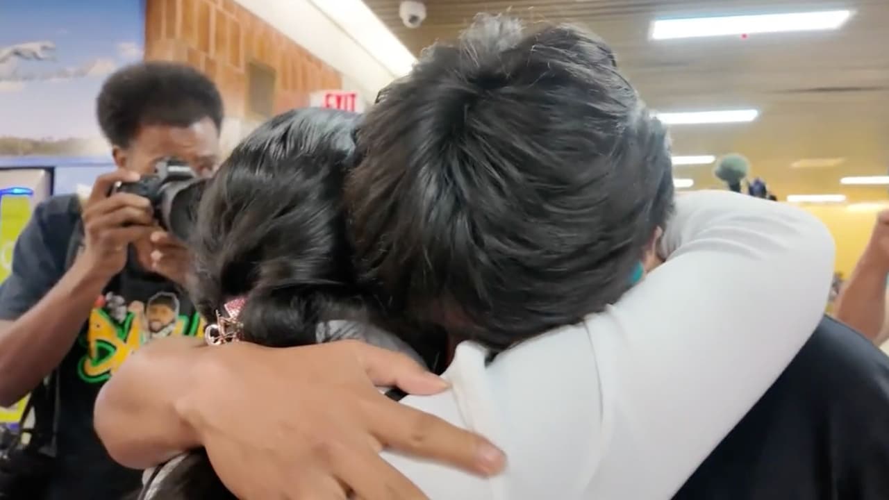 Entre lágrimas y abrazos, estudiante hispano arrestado por ICE se reencuentra con su familia