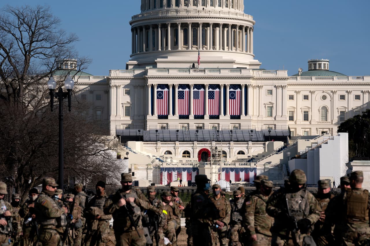 La fachada principal del Capitolio comenzó a ser adornada con banderas para la toma de posesión de Biden, mientras que 
<a href="https://www.univision.com/noticias/politica/mas-que-el-numero-combinado-de-tropas-desplegadas-en-irak-y-afganistan-una-multitud-de-soldados-custodian-washington-dc-guardia-nacional-militares-capitolio-congreso-inauguracion-joe-biden-2021-fotos"><u>miles de soldados custodian el centro de Washington</u></a>. A pesar de que algunos aliados de Trump lo habían alentado a asistir, pocos esperaban que el presidente saliente participara en la juramentación de su sucesor.