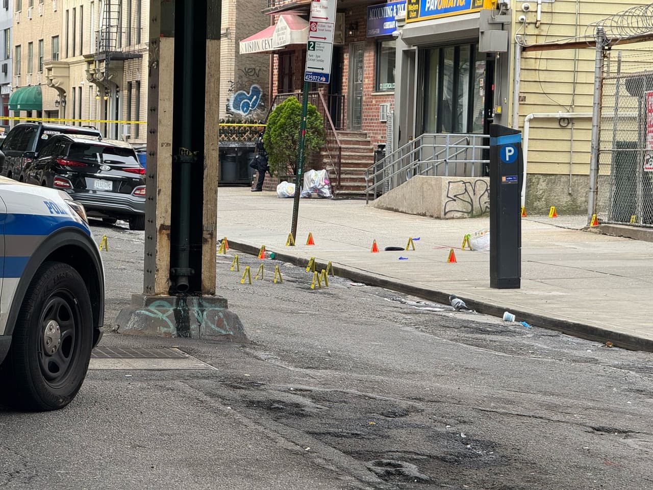 Hombre armado con cuchillo muere tras enfrentamiento con policía de Queens