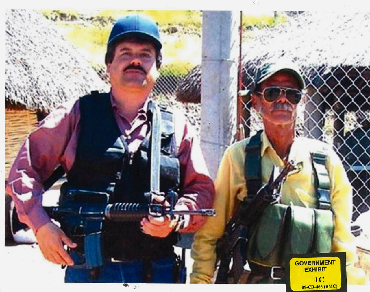 En esta imágen que la Fiscalía presentó como evidencia al jurado se observa a ‘El Chapo’ portando un rifle de asalto. También mostró 
<a href="https://www.univision.com/noticias/narcotrafico/el-jurado-conoce-el-rostro-mas-despiadado-de-el-chapo-guzman">grabaciones telefónicas interceptadas por el FBI luego de intervenir el sistema de comunicación encriptado que utilizaba el cartel</a>.