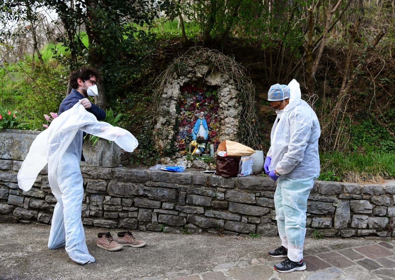 <b>Italia: 188</b> 
<b>trabajadores de la salud muertos por covid-19. </b>Fue el primer país europeo afectado intensamente por la pandemia y lideró los números de infectados y fallecidos durante varias semanas. En la fotografía dos jóvenes médicos se preparan para atender en su casa a una mujer de 80 años que sospecha estar infectada de coronavirus a finales de marzo en Bergamo, una de las zonas más afectadas por el covid-19 al norte del país.