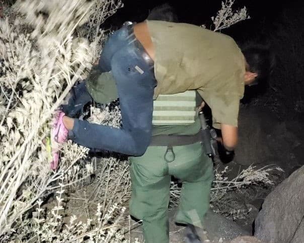 Esta foto que tuiteó a finales de julio el comisionado interino de la Oficina de Aduanas y Control Fronterizo (CBP), Mark Morgan, registró el rescate de un migrante que se lesionó en una montaña de Arizona el 21 de julio. Era un mexicano de 24 años, quien fue llevado a un hospital local. Él mismo llamó al 911 para reportar que estaba herido y extraviado en el desierto.