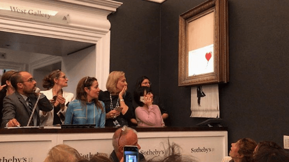 Una obra de arte millonaria de Banksy se autodestruye luego de ser subastada y la gente queda conmocionada