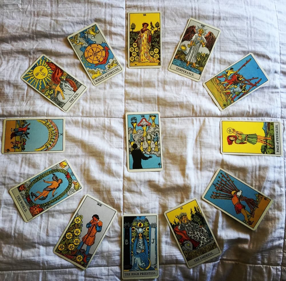 Así quedaría la tirada del zodiaco o del círculo sagrado con las 12 cartas en el círculo. Algunos suman la carta número 13 en el centro como en este caso que sería una resolución, meta o resumen sobre la consulta, para ver qué puede esperar la persona en un futuro.