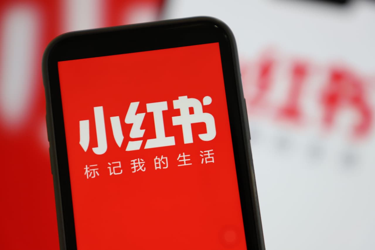 <b>Puesto 14. Xiaohongshu</b>
<br>
<br>Valor neto: 20,000 millones de dólares
<br>
<br>País: China
<br>
<br>Categoría: Comercio electrónico directo al consumidor
<br>
<br>Las valoraciones privadas de las ‘startups’ desvanecen cuando salen a la bolsa y ya no son ‘unicornio’. Por ejemplo, el fabricante de vehículos eléctricos y competidor de Tesla, Rivian, tenía una valoración de 27,600 millones de dólares antes de cotizar en la bolsa, así que ya no está en esta lista.