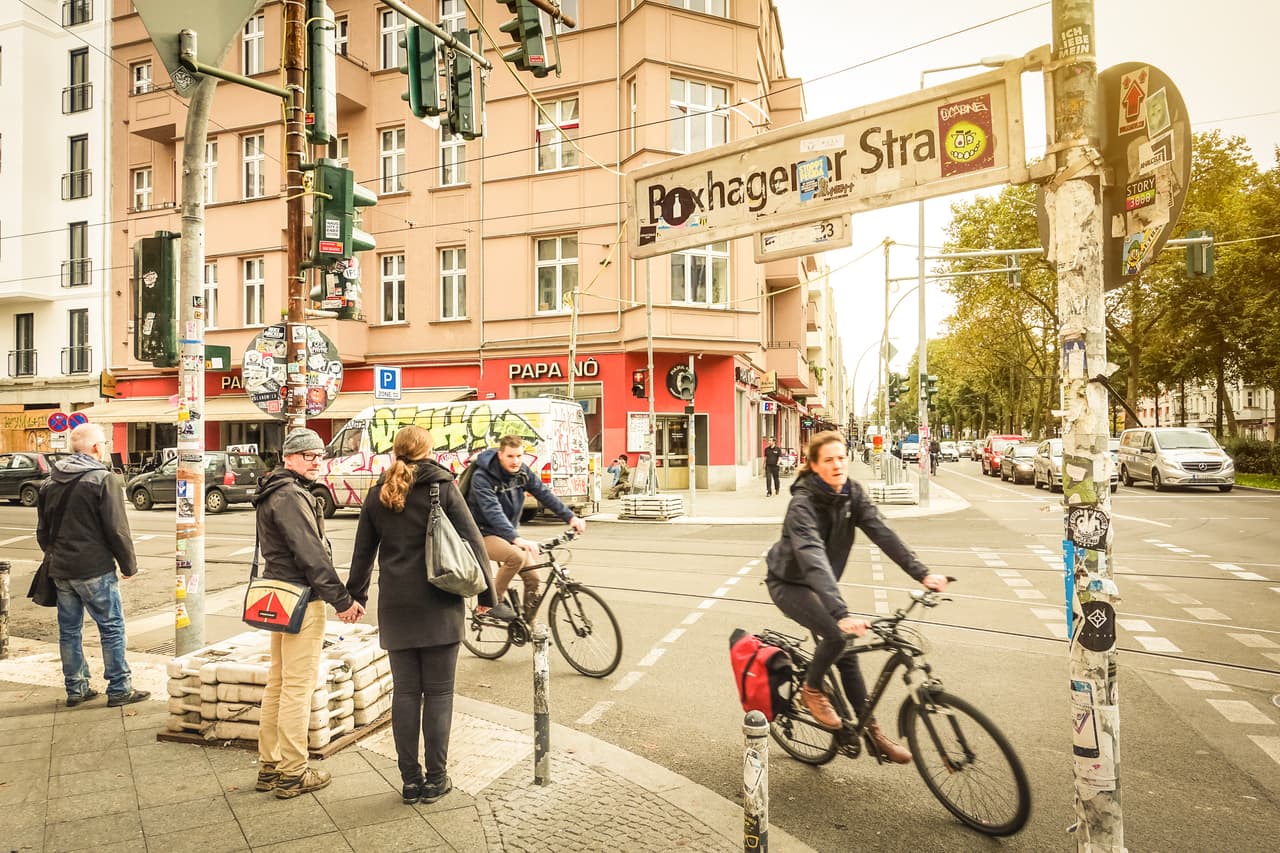 <h3 class="cms-H3-H3">15. Neukölln, Berlín, Alemania</h3>
<br>
<br>El espíritu de Berlín lo define Neukölln, un refugio muy querido para las familias locales de todo tipo, así como para los expatriados de cara fresca. A menudo asociado con carreteras transitadas donde las tiendas de comestibles libanesas, los restaurantes turcos y las cafeterías de nueva ola se derraman en el pavimento. Además Neukölln también está plagado de amplios espacios verdes. Pero si bien Neukölln es un punto de acceso para tiendas de vinos naturales, boutiques y pubs baratos que abren todas las horas, también es un vecindario hecho por y para la gente: un centro de comunidad y solidaridad cuyos residentes organizan protestas en toda la ciudad para luchar por sus derechos y los de sus vecinos.
<br>
