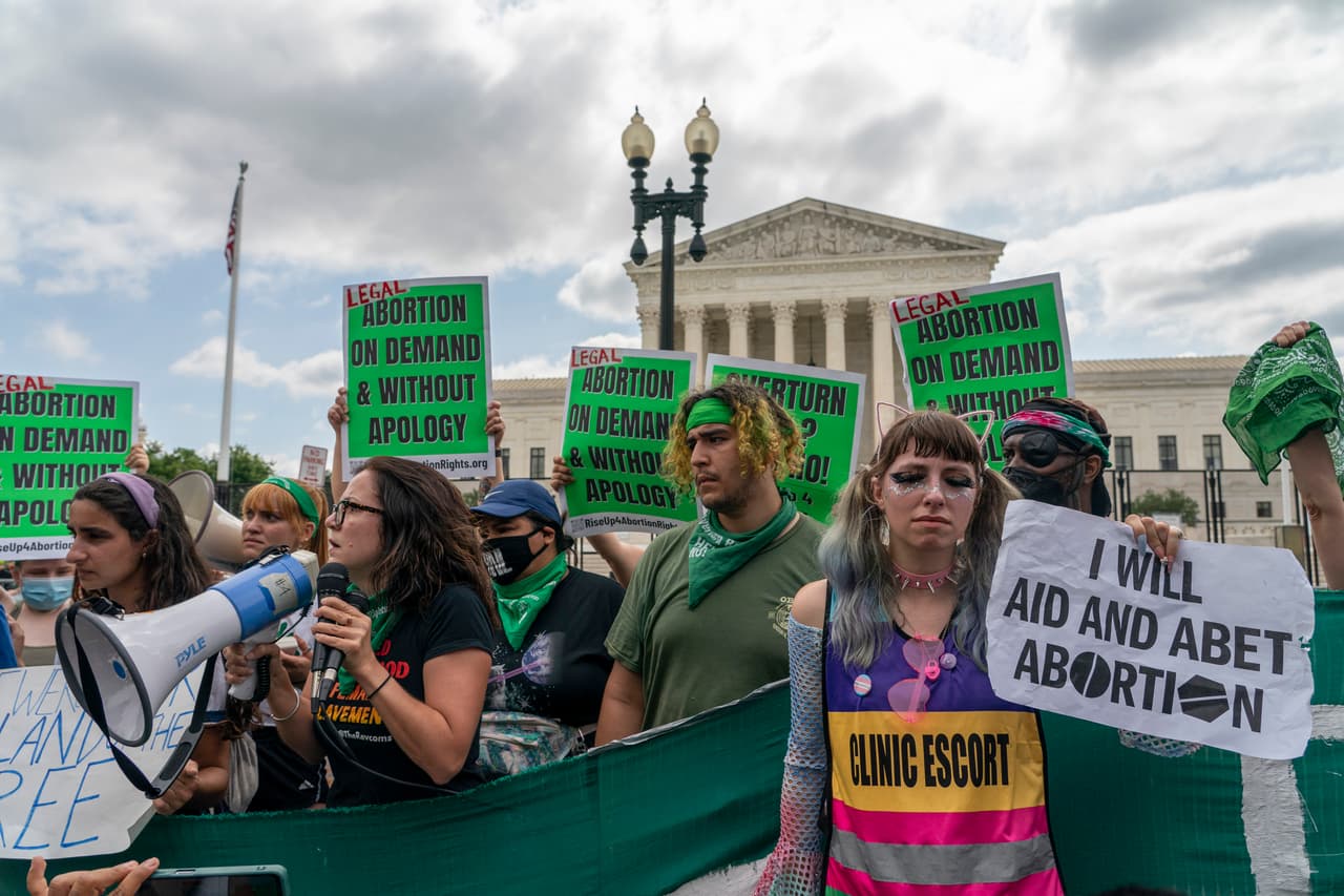 Caras largas este viernes en la protesta de activistas defensores del aborto frente al máximo tribunal de EEUU tras la decisión.