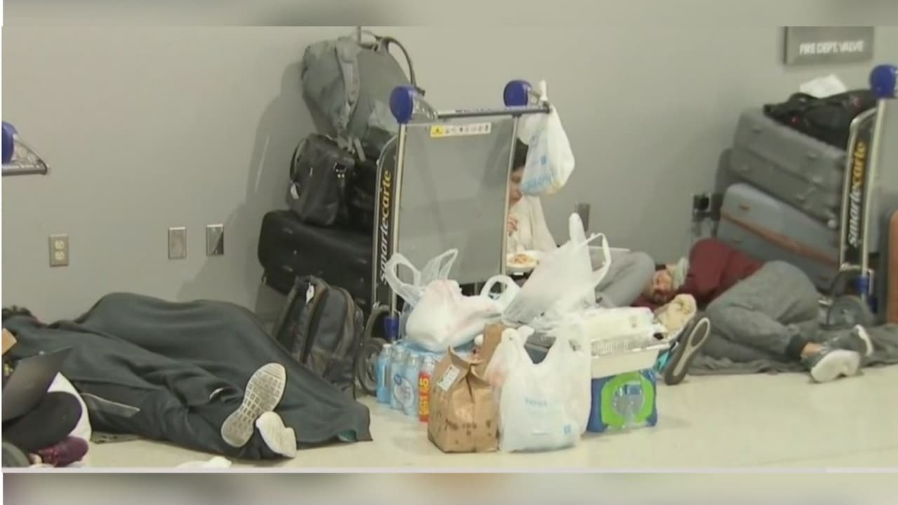 Jóvenes peruanos varados en Miami por el coronavirus duermen en el piso del aeropuerto 