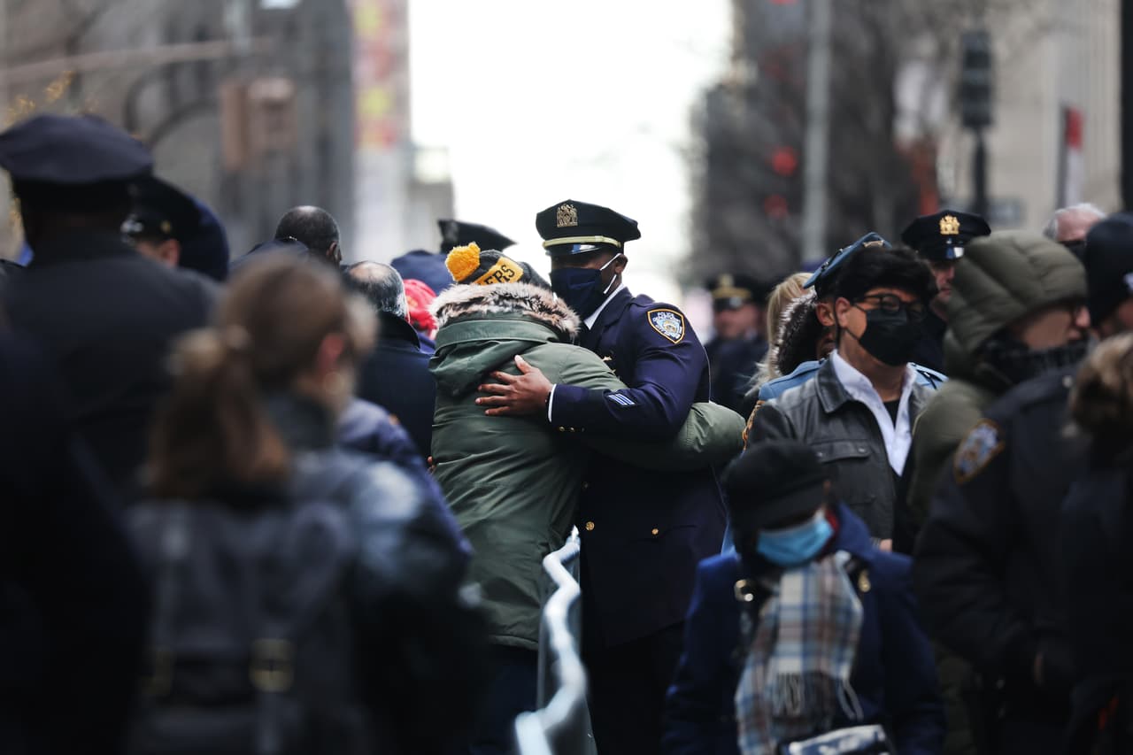 Miembros del Departamento de la Policía de Nueva York, NYPD, recibían las condolencias de distintos ciudadanos mientras todos hacían fila, este 27 de enero, para entrar al 
<b>funeral del oficial Jason Rivera</b>.