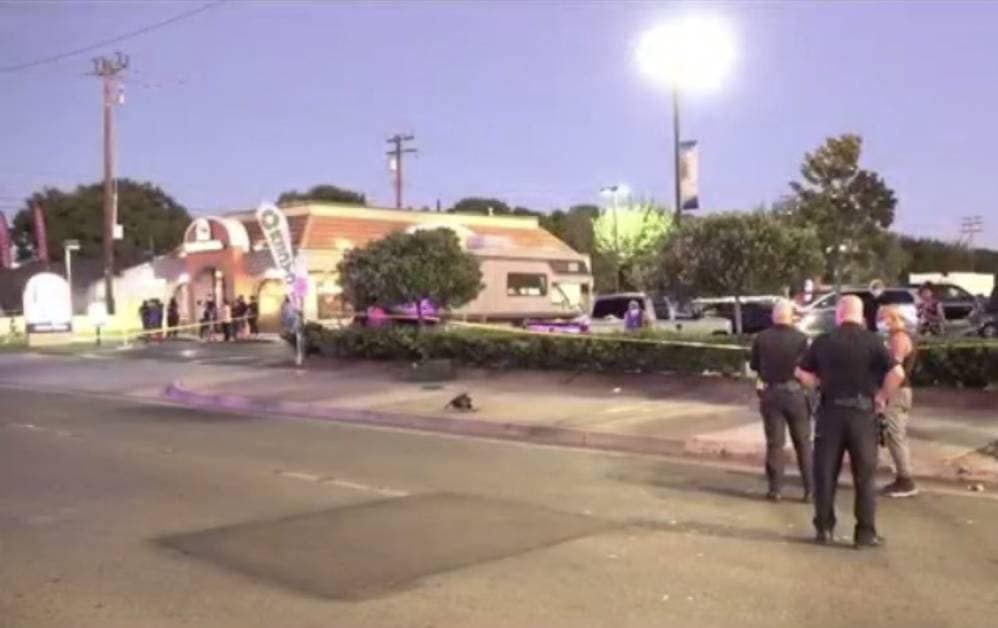 La 
<a href="https://www.univision.com/local/los-angeles-kmex/muere-una-embarazada-tras-ser-arrollada-en-anaheim-por-conductora-senalada-de-manejar-ebria">emergencia</a> se reportó alrededor de las 7:37 pm cerca de la calle Bayless y la avenida Katella, al este de la calle Euclid, este martes.