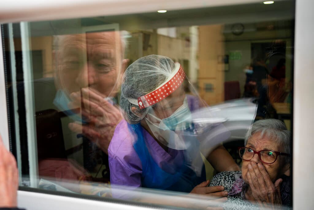 Igual que hace 65 años, 
<b>la pareja se lanza besos al despedirse </b>de las visitas de Javier al centro de retiro donde vive Carmen con la promesa de volverse a ver.