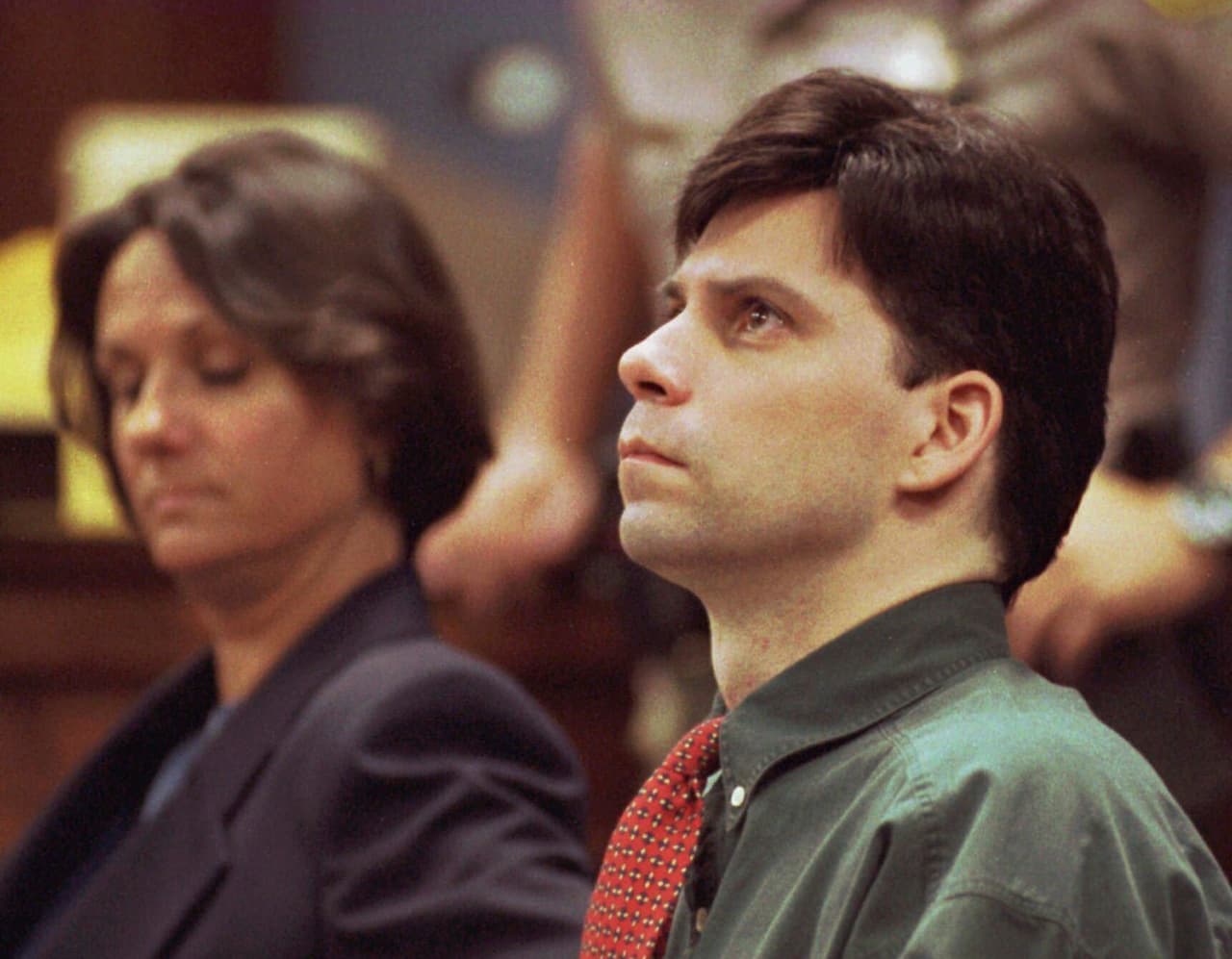 ARCHIVO - Lyle Menéndez mira hacia arriba durante su testimonio en el nuevo juicio contra él y su hermano Erik por el asesinato a balazos de sus padres, el 20 de octubre de 1995 en Los Ángeles.