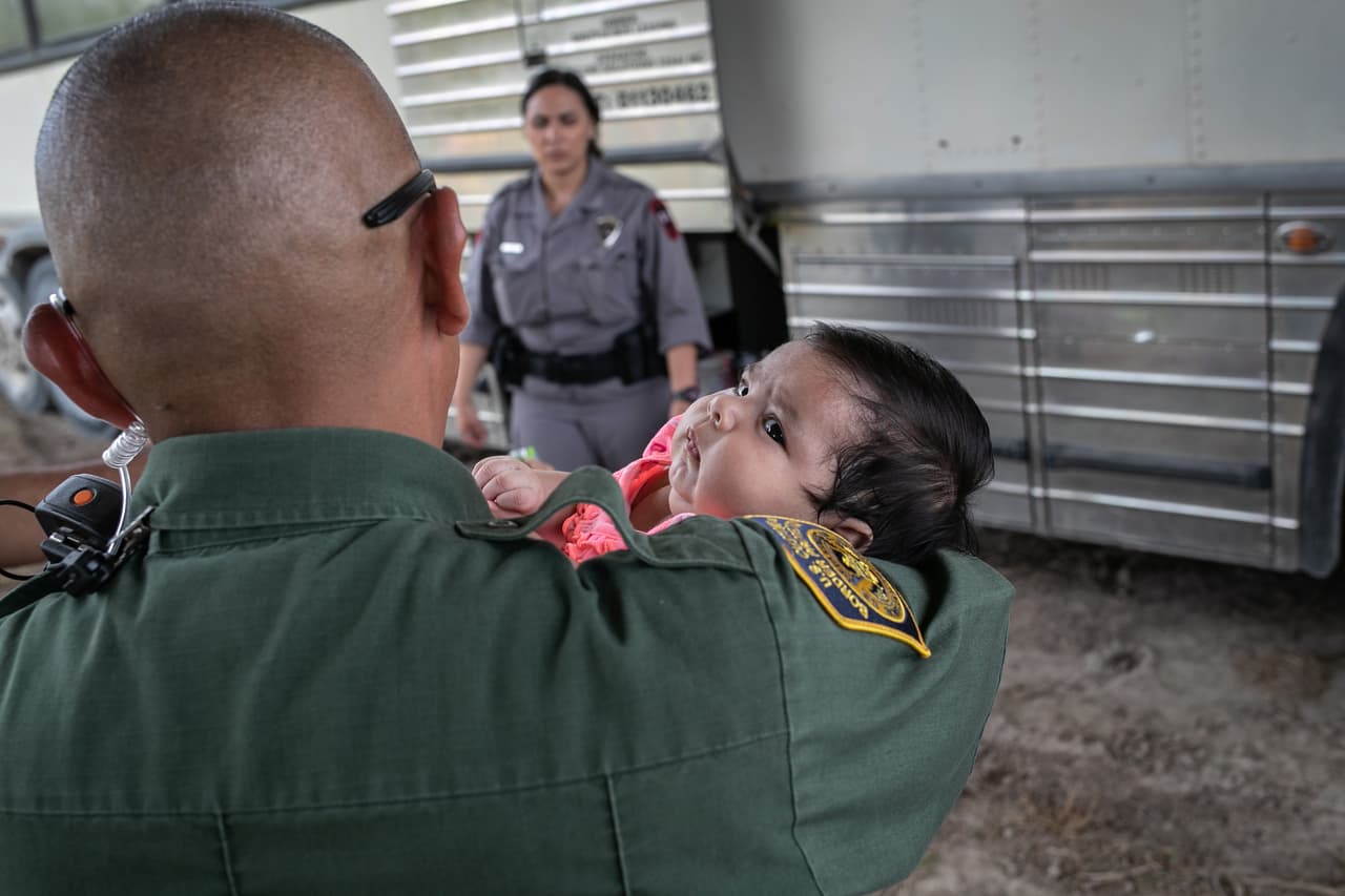 El gobierno de Trump planea acelerar las entrevistas de 'miedo creíble' a migrantes en la frontera