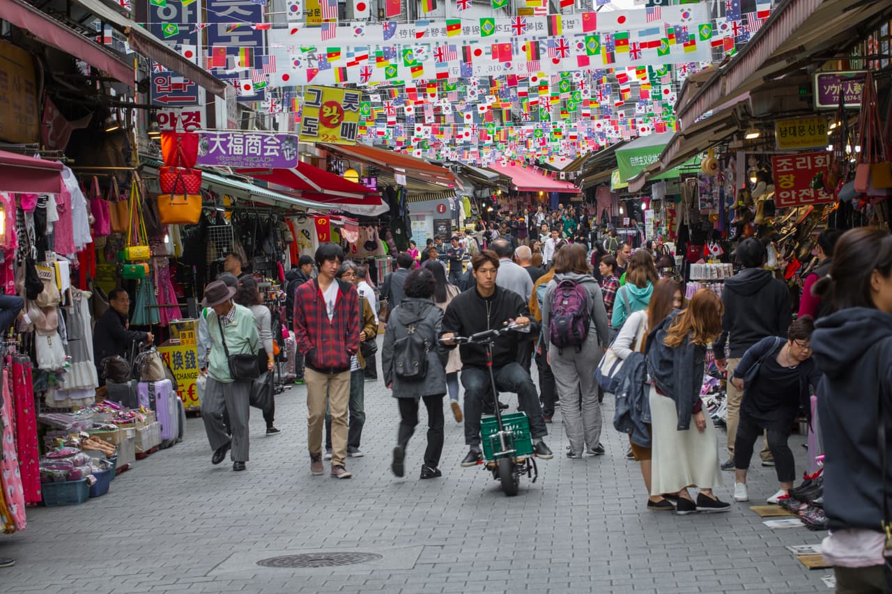 <b>Puesto 12: Seúl, Corea del Sur.</b> Se trabaja en promedio 44 horas a la semana y el tiempo de viaje al empleo es de 42 minutos. Las autoridades reconocieron que la presión por la cantidad de trabajo ha influido en los más de 500 suicidios por año que hay en la ciudad, según el medio que elaboró la lista. La nación aprobó una ley que limita la semana laboral de algunos trabajadores a 52 horas.