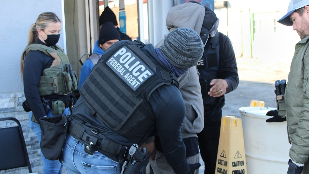 Familias inmigrantes quedan con ansiedad y estrés por operativos ICE en Los Ángeles, dice estudio