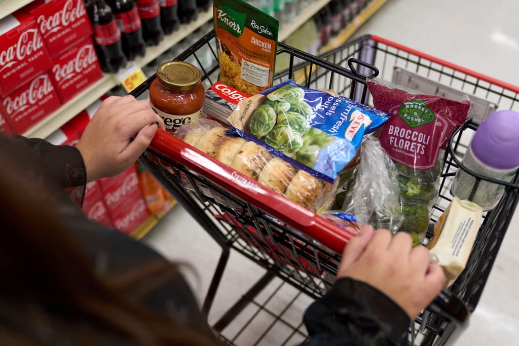 La inflación cae por debajo del 5% por primera vez en dos años, pero los precios permanecen altos