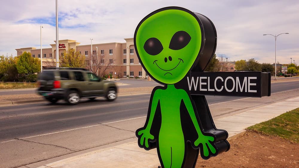 Cuenta la leyenda que en este lugar es donde el gobierno estadounidense guarda la evidencia de vida extraterrestre, ya que supuestamente tienen pruebas de ovnis y hasta podrían tener ahí aliens encerrados. Es un mito que se ha expandido en la cultura pop por proyectos como 'The X-Files' o 'Independence Day'.