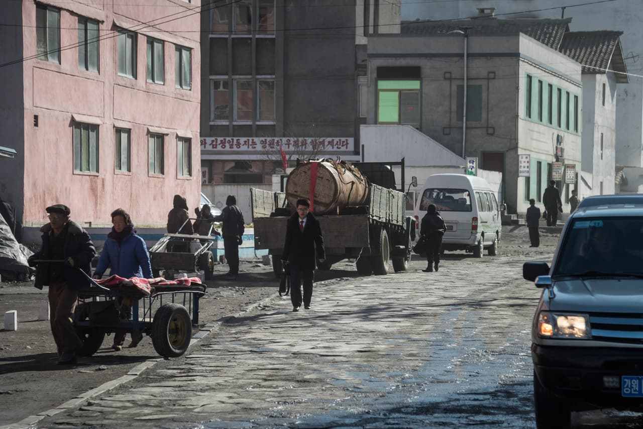 Wosan fue quizás la ciudad más industriaizada con la que se topó, que sin embargo mostraba calles en mal estado. Quizás y como lo 
<a href="https://www.cnbc.com/2017/10/17/north-koreas-economy-may-not-survive-another-year-defector-says.html">advirtió el detractor del régimen Ri Jong Ho </a> la realidad de este país esté más cerca a sus advertencias de una población sin luz eléctrica y muchos desempleados que a las descripciones que suele hacer Kim Jung Un. ED JONES/AFP/Getty Images