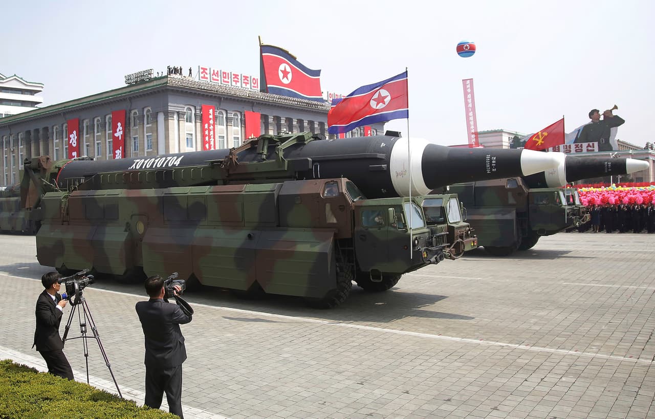 Los expertos militares observan con atención estos desfiles en búsqueda de elementos que permitan saber más sobre los programas militares de Pyongyang. 
<br>