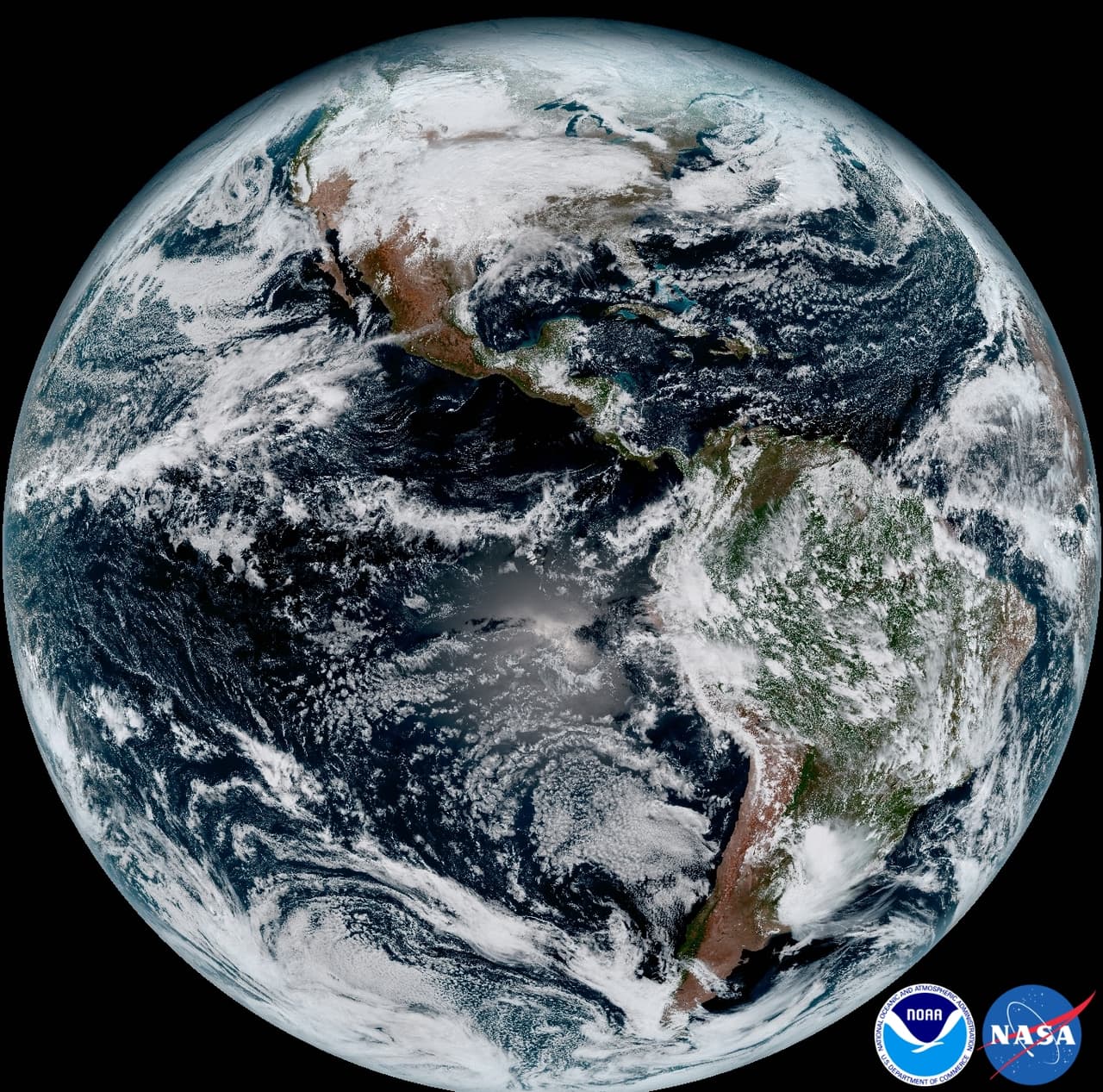 Así se ve el globo terráqueo completo desde una vista ecuatorial de aproximadamente 22.300 millas de altura. La imagen muestra a América del Norte y del Sur y los océanos circundantes. fue capturada el 15 de enero de 2017 a la 1:07 p.m. EST, y se creó utilizando varios de los 16 canales espectrales del nuevo satélite GOES-16.