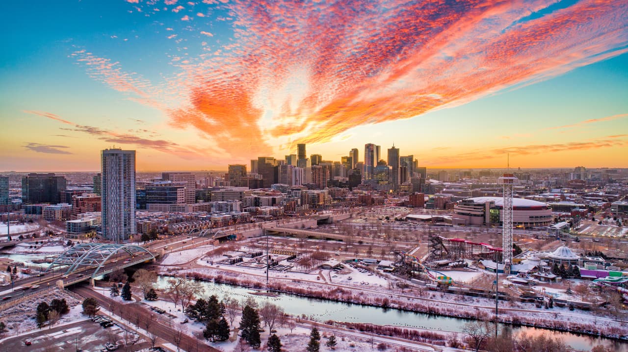 <h3 class="cms-H3-H3">8. Denver-Aurora-Lakewood, Colorado</h3>
<br>
<br>➡️ 
<b>Precio promedio, mayo 2022: </b>$695,000
<br>
<br>➡️ 
<b>Aumento en el precio promedio, de mayo de 2021 a mayo de 2022: </b>+16.0%
<br>
<br>➡️ 
<b>Promedio de días que dura una casa en el mercado: </b>10
<br>