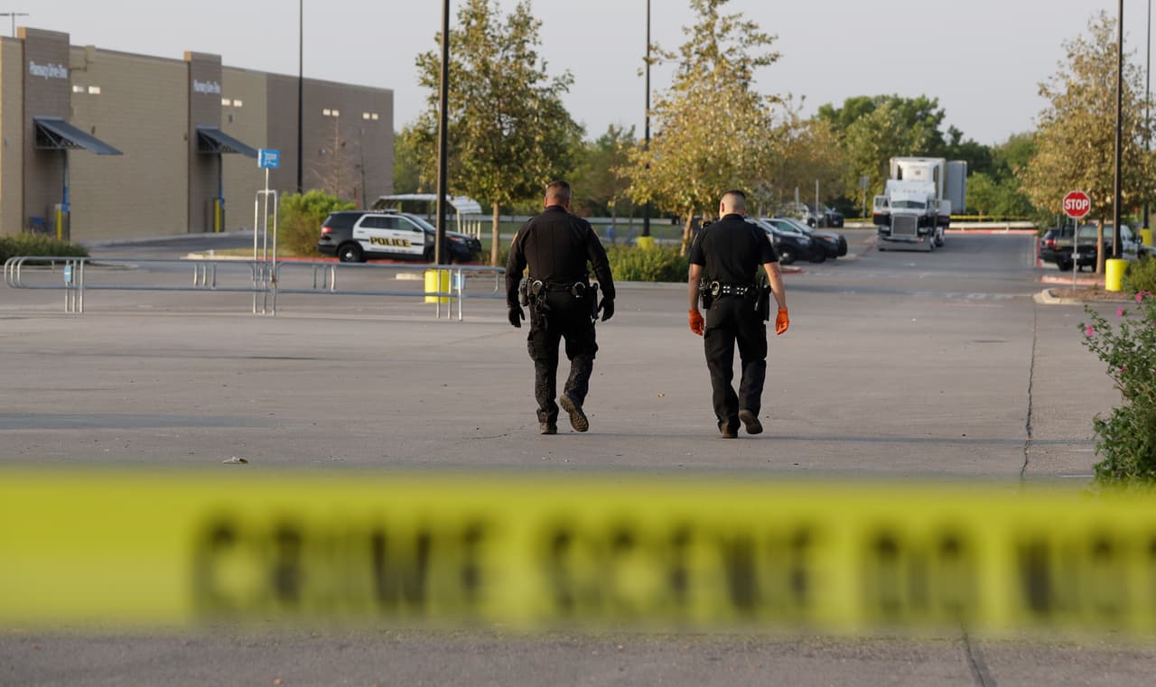 El Jefe de la policía de San Antonio, William McManus, explicó que alguien alertó al gerente de Walmart sobre los indocumentados encerrados en el estacionamiento. En otro caso similar registrado en 2003, 19 inmigrantes que iban encerrados y en condiciones asfixiantes murieron cerca de Victoria, Texas.