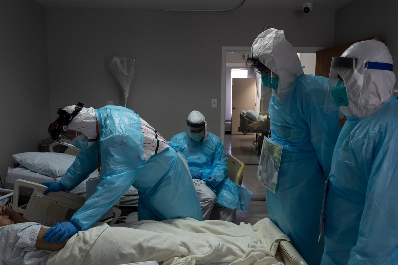 Médicos atendiendo a un paciente de covid-19 en el United Memorial Medical Center de Houston, Texas, el 16 de noviembre. Este estado lidera el número de contagios de la enfermedad, 
<a href="https://www.univision.com/noticias/salud/texas-supera-un-millon-de-contagios-y-sus-presos-estan-muriendo-por-covid-19-de-forma-desproporcionada-segun-estudio">con más de 1,105,000 casos</a>.