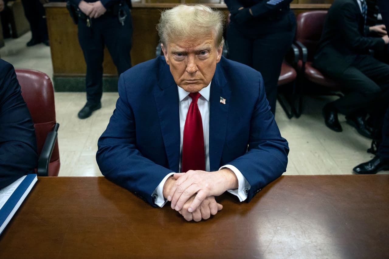 Pero antes de la icónica imagen del intento de magnicidio que sufrió Trump, la imagen de la campaña iba a ser la del candidato republicano, en abril, sentado en el banquillo de los acusados en la corte de Manhattan donde se convirtió en el primer expresidente criminal convicto de la historia de Estados Unidos.