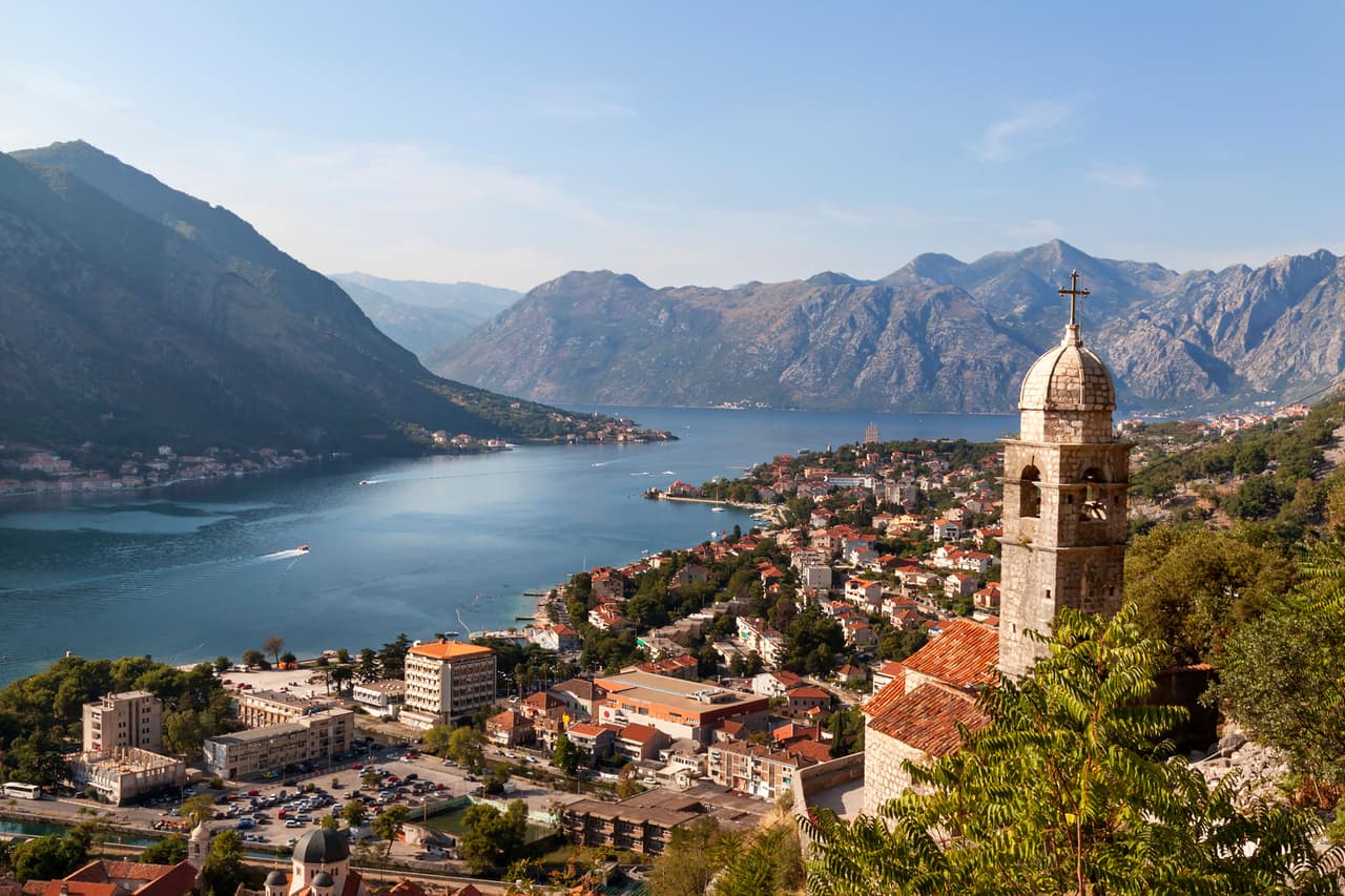 <b>Montenegro</b>
<br>
<br>Otra nación que formó parte de Yugoslavia, entro a la OTAN en 2017. Hoy tiene cerca de 700,000 habitantes. 
<br>
<br>En su ambición de recuperar la gloria soviética para Rusia Putin ha contado con la colaboración de Bielorusia, una exrepública soviética que está gobernada por un aliado del mandatario ruso. Desde Bielorusia han salido parte de los ataques de Rusia a Ucrania durante la invasión.
<br>