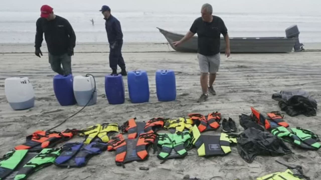 A causa del mal tiempo y la escasa visibilidad, la guardia costera suspendió las labores de búsqueda y rescate de posibles víctimas que dejó el choque de dos embarcaciones llenas de inmigrantes en California. La llamada de una mujer al 911 encendió las alarmas y el hecho ha sido calificado como la peor tragedia en las aguas de San Diego. 
<b>Lee aquí más información sobre <a href="https://www.univision.com/noticias/inmigracion/naufragio-dos-botes-inmigrantes-costas-san-diego-lo-que-se-sabe" target="_blank">el naufragio de dos botes con inmigrantes en las costas de San Diego</a>. </b>