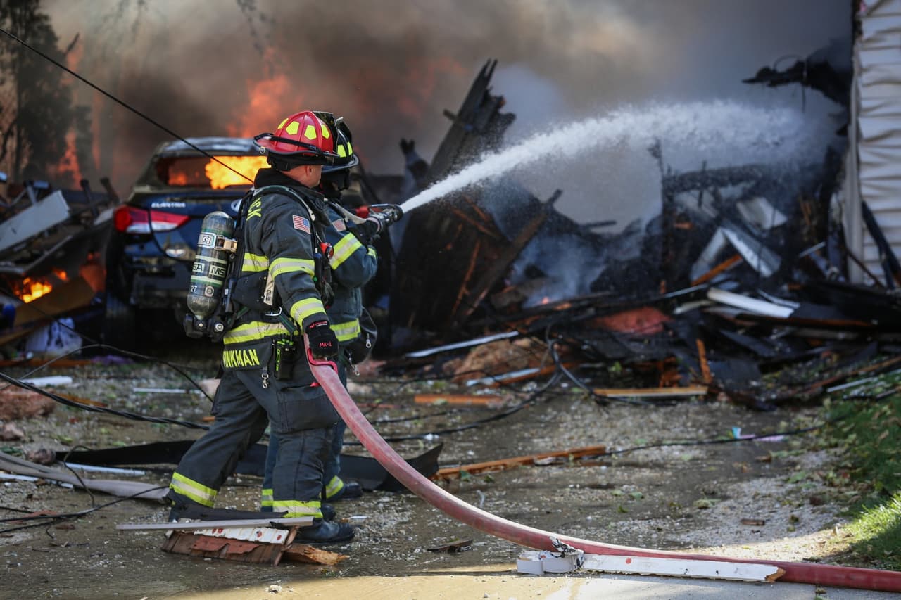 Al menos 20 bomberros acudieron al área para colaborar y sofocar el incendio en la casa.