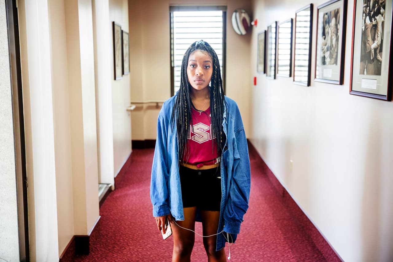 Desde el día siguiente al tiroteo, 
<b>Tyra Hemans</b>, alumna del último año de la secundaria Marjory Stoneman Douglas, ha protestado a gritos y en silencio. “Los miraré a los ojos y les preguntaré si me ven como una persona o como un signo de dólar. A los políticos no les importan las personas; si fuera así, hubiesen cambiado las leyes después de Columbine, las armas son para matar”, dijo Hemans antes de viajar a la capital del estado a encontrarse con legisladores. “Estamos cansados de morir, estamos cansados del dolor, queremos justicia, es suficiente”, gritó frente a los periodistas antes de subir al autobús. 
<br>
