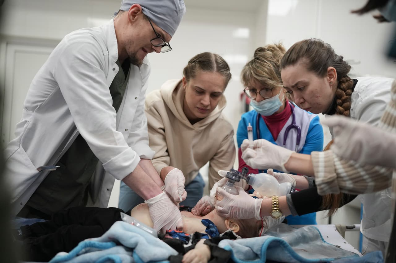 <b>Kirill, de 18 meses, resultó herido por un bombardeo este viernes en la ciudad sureña de Mariupol, </b>bajo asedio ruso. 
<br>
<br>
<b>Marina y Fedor llegaron al hospital y entregaron a su niño a los trabajadores médicos (en la foto) </b>que intentaban salvar de urgencia la vida del niño.