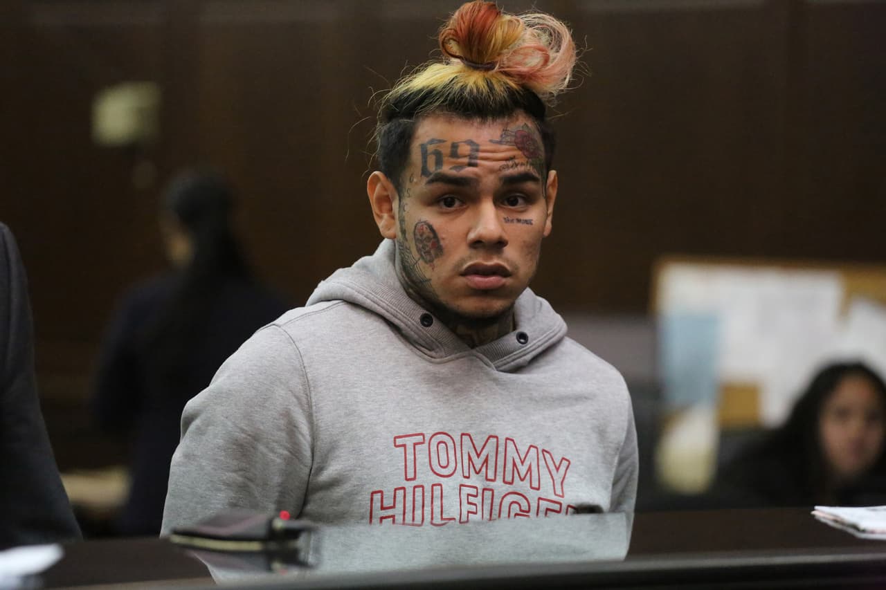 El rapero de 23 años había solicitado la semana pasada, cumplir su condena en arresto domiciliario debido a que piensa que su vida 
<b><a href="https://www.univision.com/famosos/tekashi-6ix9ine-cree-que-corre-peligro-en-prision-y-pide-cumplir-el-resto-de-su-condena-en-casa-fotos" target="_blank">corre peligro</a></b> dentro de una prisión en la que hay miembros de The Nine Trey Bloods.