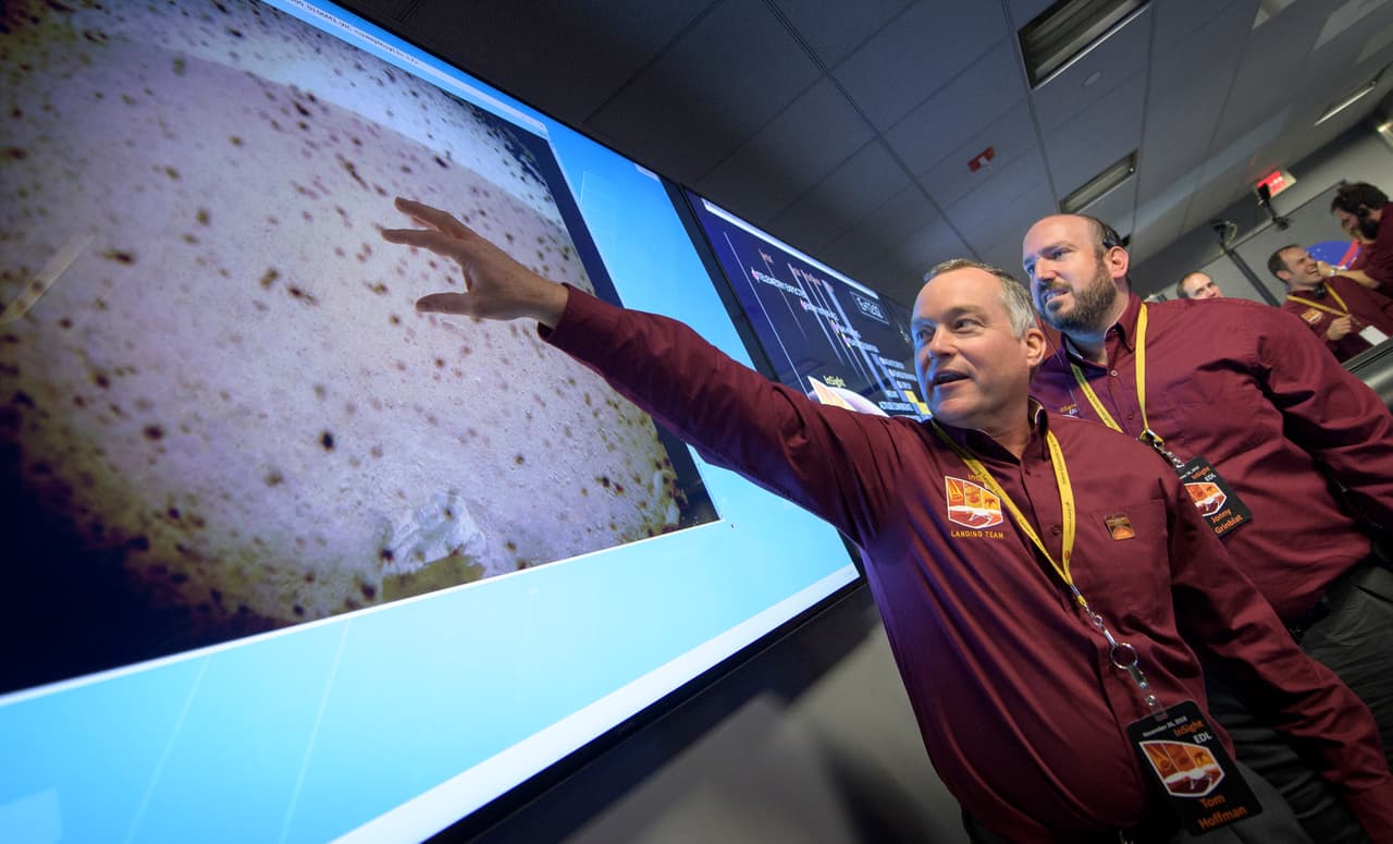 Tom Hoffman, Gerente del proyecto InSight, muestra la imagen enviada desde la nave. Marte es geológicamente menos activo que la Tierra y tiene la mitad de su tamaño. Los científicos creen que su estudio podría mostrar una etapa primitiva de la historia de nuestro planeta.
