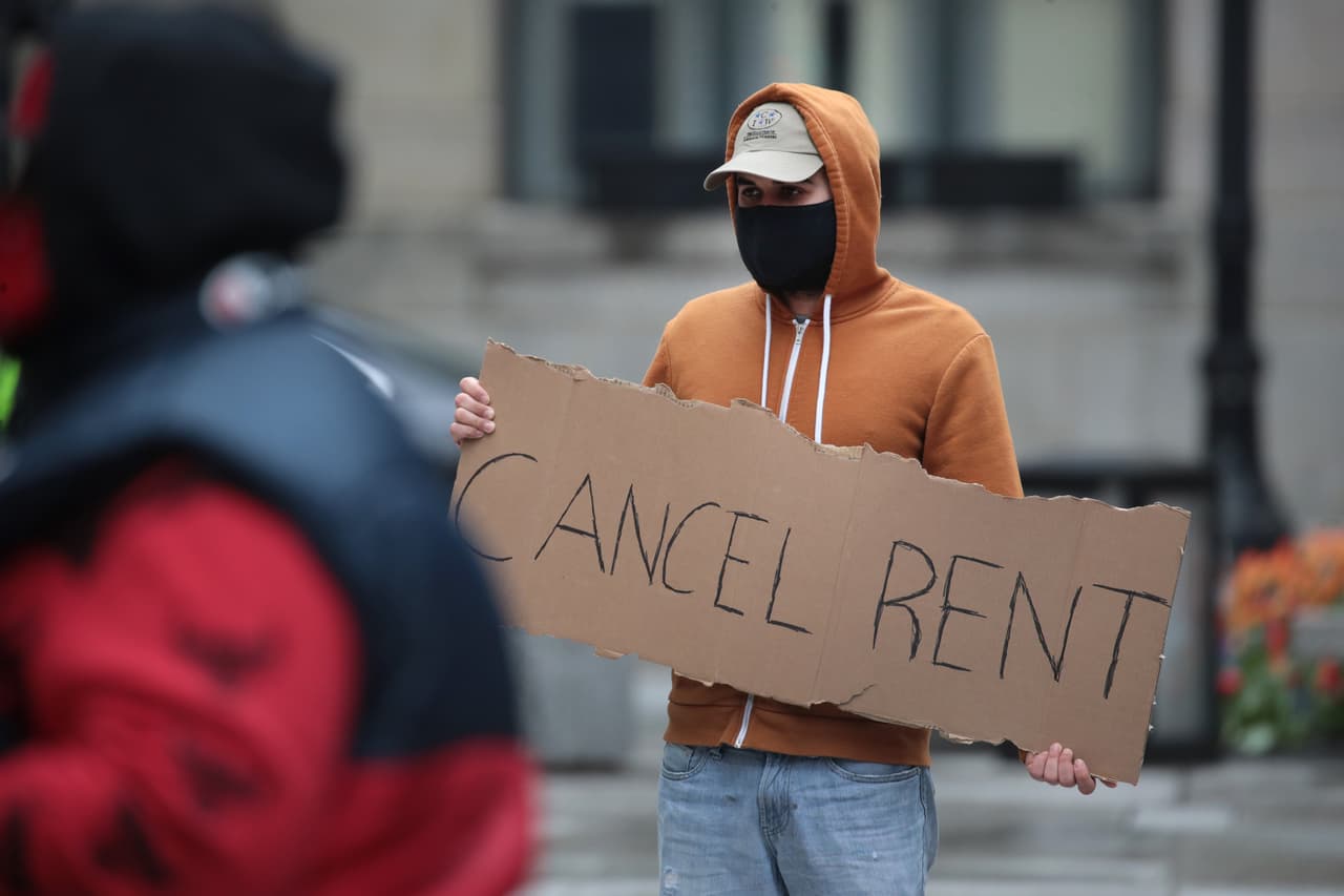 <b>Asistencia con hipotecas, renta y otros costos de vivienda</b>
<br>
<br>Según el plan, se enviarán unos 19,100 millones de dólares a los gobiernos estatales y locales para cubrir rentas atrasadas, asistencia de renta servicios públicos de los hogares de bajos ingresos con miembros desempleados. También daría unos 10,000 millones de dólares a los estados y tribus para dar asistencia en el pago de hipotecas y otras ayudas financieras a los propietarios de viviendas afectadas por la pandemia. Unos 11,000 millones de dólares se dispondrán a otras ayudas con la vivienda, incluyendo servicios para personas sin hogar.