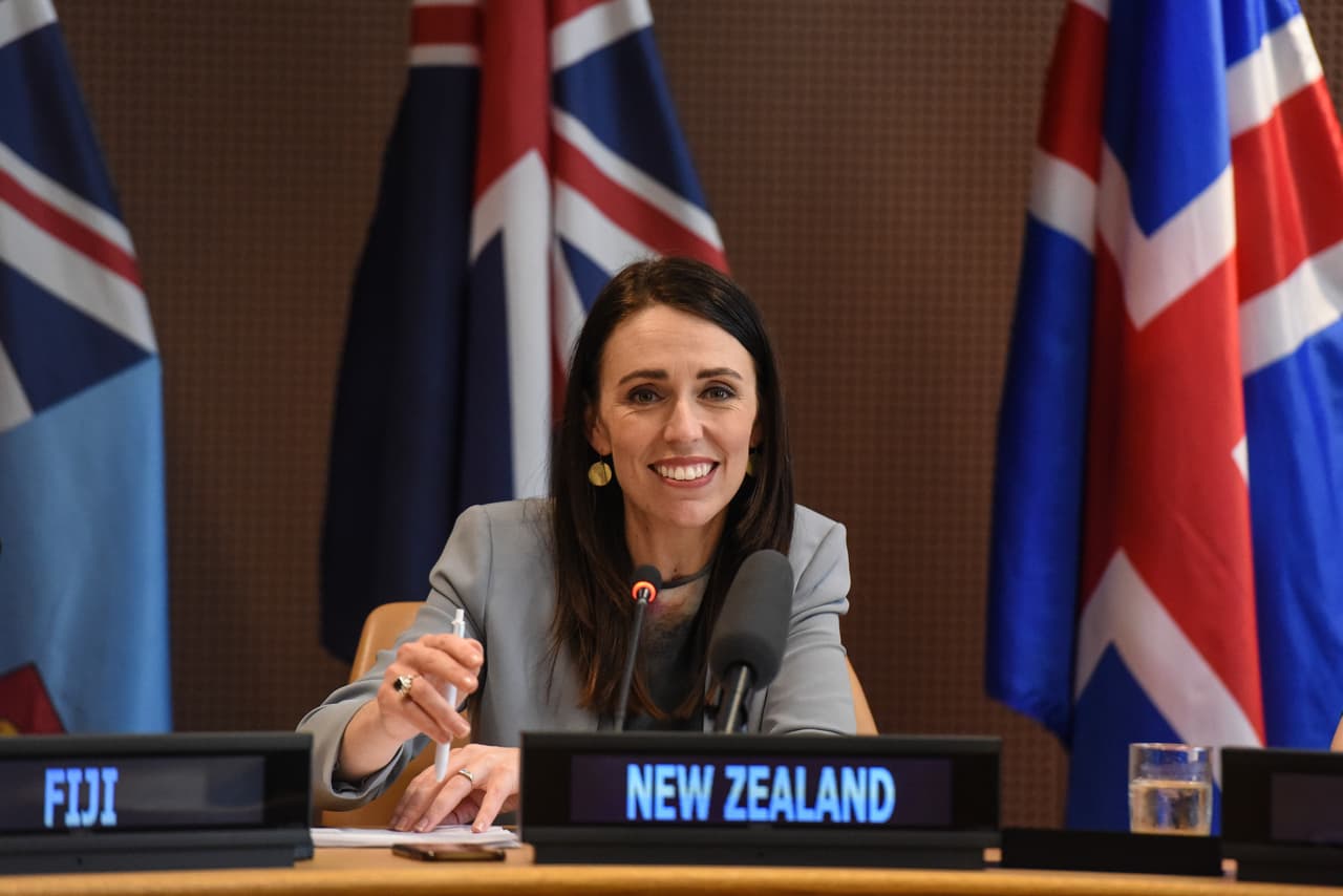 <b>Jacinda Ardern. </b>Se convirtió en la Primera Ministra de Nueva Zelanda en octubre de 2017, y tiene el récord de ser la mujer más joven en ocupar esa posición, pues tenía 37 años cuando fue electa (actualmente tiene 40). Logró recaudar en una semana cerca de $500,000 dólares para su campaña, gracias a la simpatía que despierta a través de sus redes sociales. Ideológicamente se describe como socialdemócrata y progresista, defensora de los logros del estado de bienestar y los derechos laborales, a favor del matrimonio homosexual y de los derechos de la minoría maorí. Al ser juramentada, prometió equidad salarial para las mujeres y una mayor participación de ellas en el Parlamento. Es la líder del Partido Laborista desde 2017.