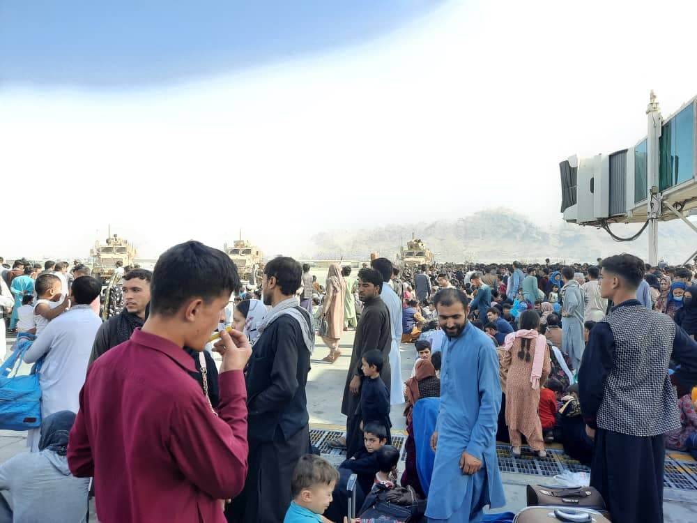 A primera hora del lunes, el Departamento de Estado de Estados Unidos anunció que había "completado" el proceso para transportar al aeropuerto a los aproximadamente 4,000 empleados de su embajada en Kabul.