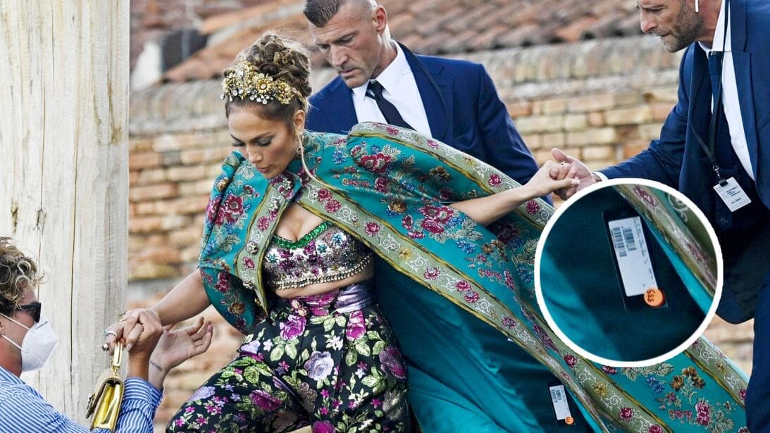 En agosto de 2021, fue noticia mundial por un descuido que sufrió con uno de sus elegantes looks 
<b><a href="https://www.univision.com/famosos/jlo-dolce-gabbana-etiqueta-precio-fotos" target="_blank">al que le dejó la etiqueta del precio. </a></b>
<br>
