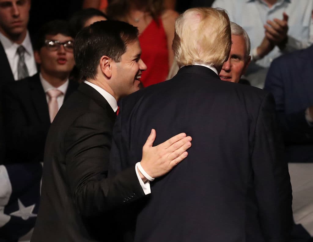 Sin embargo, argumentó que no debería enfrentarse a 
<a href="https://www.univision.com/local/north-carolina-wuvc/trump-juicio-politico-abogado-carolina">un juicio en el Senado</a> (el cual está programado para el 8 de febrero) porque hacer que rinda cuentas podría "agitar" aún más al país.