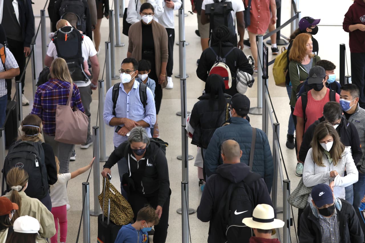 Aeropuertos llenos de viajeros por el 4 de julio: caos por cancelaciones y retrasos en vuelos 
