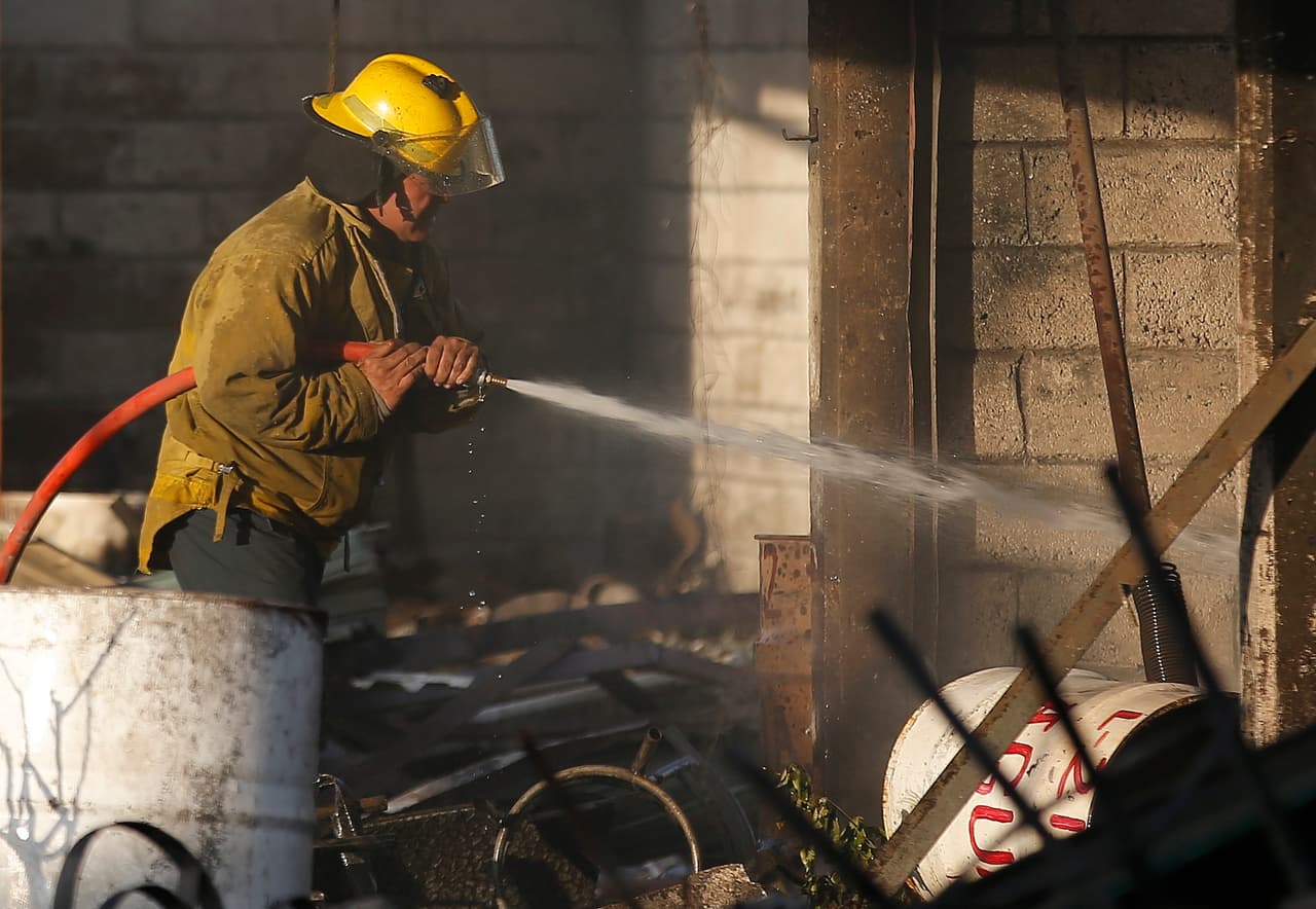 Dos personas mueren al estallar un taller clandestino de pirotecnica en México