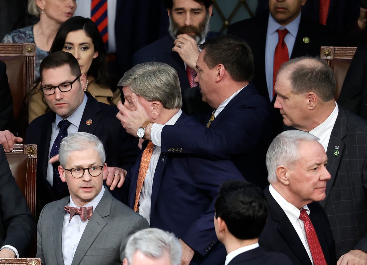 El momento en el que el representante Mike Rogers es contenido en una pelea verbal con su par Matt Gaetz (R-FL) en la Cámara Baja el 6 de enero del 2023.