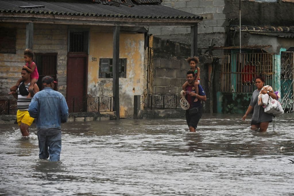El transporte terrestre y marítimo está suspendido. La estatal Unión Eléctrica (UNE) ha suspendido totalmente el suministro eléctrico en las provincias de Pinar del Río y La Habana para evitar incidentes con el tendido con vientos que han llegado a superar los 200 kilómetros por hora (km/h).
