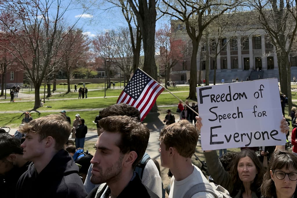 Harvard demanda al gobierno de Trump al considerar que su congelación de $2,200 millones en subvenciones viola la Constitución